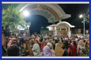 মধ্যরাতে ফের রাজপথে ঢাবির নারী শিক্ষার্থীরা
