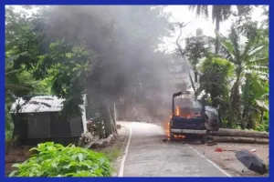 এনসিপির জুলাই পদযাত্রা : গোপালগঞ্জে পুলিশের গাড়িতে আগুন