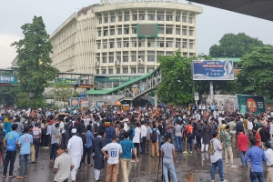 শাহবাগ মোড় অবরোধ ছাত্র-জনতার