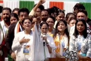 নাম বাদ দিলে নির্বাচন কমিশন ঘেরাওয়ের হুঁশিয়ারি মমতার