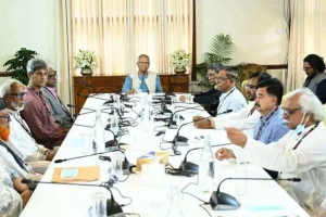 ১৩ রাজনৈতিক দলের সঙ্গে বৈঠকে প্রধান উপদেষ্টা