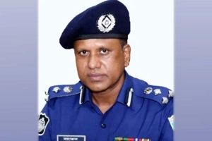 সাবেক ডিআইজি'র দেশত্যাগে নিষেধাজ্ঞা