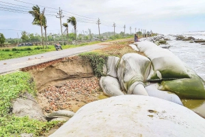 মেরিন ড্রাইভে তীব্র ভাঙন: ঝুঁকিতে যান চলাচল ও উপকূলবাসী