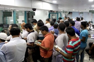 নগদ টানাটানিতে হিমশিমে ব্যাংক