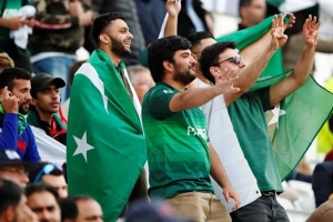 জার্সি বিতর্কে মাঠ ছাড়লেন পাকিস্তানি দর্শক
