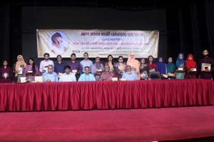 ‘অধ্যাপক কাজী মোতাহার হোসেন পদক’ পেলেন ঢাবির ১১ শিক্ষার্থী
