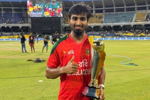 ডাকসু ভোটার তালিকায় জাতীয় দলের পেসার : নির্বাচনে চমক
