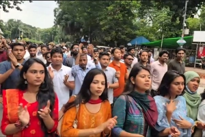 ঢাবি ছাত্রদলের ব্যতিক্রমধর্মী মিছিল, শুধু হাততালি