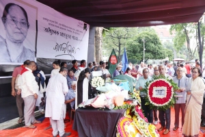 ডাকসুর সাবেক ভিপি মাহফুজা খানমের কফিনে ঢাবির শ্রদ্ধা নিবেদন
