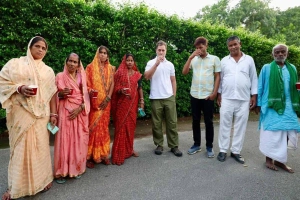 'মৃত' ৭ ভোটারের সঙ্গে চায়ের আসরে রাহুল গান্ধী