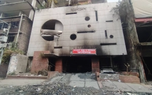 কার্যক্রম নিষিদ্ধ আ.লীগের কেন্দ্রীয় কার্যালয়ে পুলিশের কঠোর অবস্থান