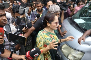 ধানমন্ডি ৩২ নম্বরে উত্তেজনা, ফুল দিতে যাওয়া নারীকে ধাওয়া