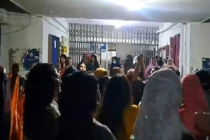 ছাত্রী হলে তল্লাশিতে পুরুষ কর্মচারী, শিক্ষার্থীদের ক্ষোভের ঝড়