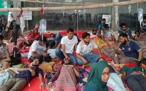 রবীন্দ্র বিশ্ববিদ্যালয়ের শিক্ষার্থীদের আমরণ অনশন, অসুস্থ ২০