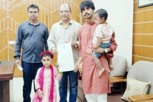 দুই সন্তান নিয়ে ডাকসু নির্বাচনের ফরম নিলেন ঢাবি শিক্ষার্থী