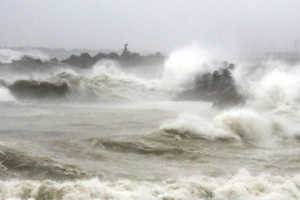 উত্তাল সাগর, উপকূলে ফিরছে সব মাছ ধরার ট্রলার
