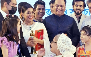 শেখ হাসিনার সঙ্গে ছবি দিয়ে কি লিখলেন বাঁধন?