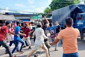 ঢাকায় হামলার প্রতিবাদে মহাসড়ক অবরোধ করেছে রুয়েট শিক্ষার্থীরা