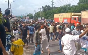 ঢাকা-আরিচা মহাসড়কে শ্রমিকদের অবরোধ