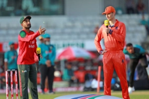 টস জিতে বোলিংয়ে বাংলাদেশ