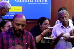 ভারতে নিষেধাজ্ঞার প্রতিবাদে প্রকাশ্যে গরুর মাংস ভোজ
