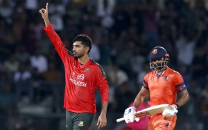 তাসকিন-সাইফের বোলিং তোপে ডাচরা, সংগ্রহ ১৩৬ রান