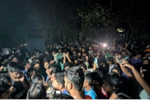 চট্টগ্রাম বিশ্ববিদ্যালয়ে ছাত্রী মারধরে সংঘর্ষ, আহত ২০-এর বেশি