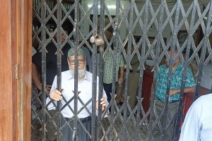 বাকৃবিতে শিক্ষার্থীদের আন্দোলনে শিক্ষক অবরুদ্ধ