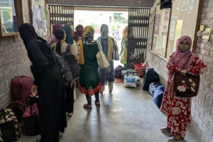 অনির্দিষ্টকালের জন্য বন্ধ, হল ছাড়ছেন বাকৃবি'র শিক্ষার্থীরা