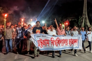 চবিতে নিরাপদ ক্যাম্পাস-প্রক্টরিয়াল বডি পদত্যাগের দাবিতে মশাল মিছিল