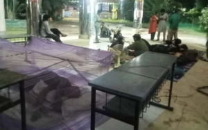 শিক্ষার্থীদের অনশনে সমর্থন: মেঝেতে রাত কাটালেন ববি ভিসি