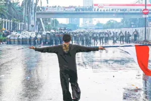 ইন্দোনেশিয়ায় গণভোজে মিলিত হলো ছাত্র-জনতার সৃজনশীল প্রতিবাদ