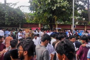 লাইনে দাঁড়িয়ে প্রচারণা চালাচ্ছে প্রার্থীরা, ভোটারদের ভোগান্তি