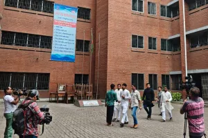 ভোটকেন্দ্রে এসে নিয়ম ভঙ্গ করলেন ভিপি প্রার্থী আবিদুল