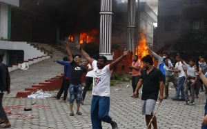 নেপালজুড়ে বিক্ষোভ তীব্র, রাজনৈতিক নেতাদের বাড়িতে হামলা