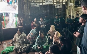ডাকসু ভোট বানচাল ঠেকাতে শামসুন নাহার হলের ছাত্রীদের অবস্থান