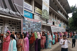প্রথমবার ভোট দিতে আসা শিক্ষার্থীদের উচ্ছ্বাস, লাইনে দীর্ঘ সময়েও নেই বিরক্তি