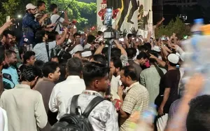 শাহবাগে ছাত্রদল ও শিবির সমর্থকদের মুখোমুখি অবস্থান