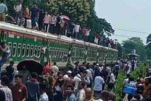 চলন্ত ট্রেন থেকে বিচ্ছিন্ন তিন বগি, রেল যোগাযোগ বন্ধ