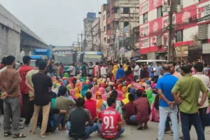 গাজীপুরে শ্রমিকদের সড়ক অবরোধ, যান চলাচল বন্ধ