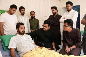 হাসপাতালে আহত নুরকে দেখতে গেলেন ডাকসুর নবনির্বাচিত ভিপি