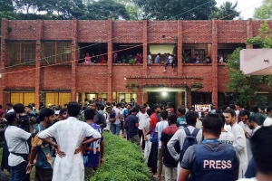 জাকসু ভোটে ফলাফল দেরিতে শিক্ষার্থীদের ক্ষোভ, কমিশনের ওপর চাপ