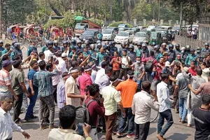 যমুনা অভিমুখে শিক্ষকদের যাত্রা, পুলিশের বাধায় ব্যর্থ