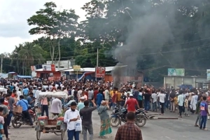 ভাঙ্গায় বিক্ষোভ: থানা-উপজেলা অফিসে হামলা, অগ্নিসংযোগ