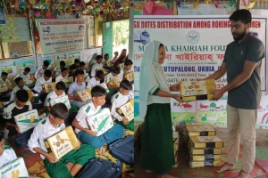 রোহিঙ্গা শিশুদের মাঝে আল মদিনা খাইরিয়াহ ফাউন্ডেশনের খেজুর বিতরণ