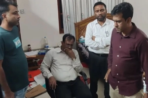 রাতের আঁধারে পালানোর সময় বন কর্মকর্তা আটক