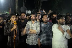 রাবিতে কোটা পুনর্বহালের প্রতিবাদে ছাত্রদল-শিবিরের বিক্ষোভ