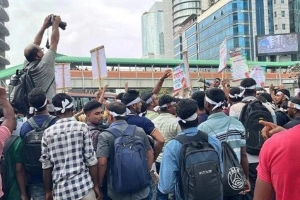মালয়েশিয়া ইস্যুতে কারওয়ানবাজারে শ্রমিকদের বিক্ষোভ