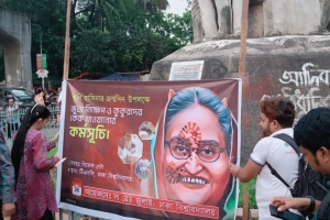 হাসিনার জন্মদিনে কেক কেটে খাওয়ানো হলো কুকুরকে