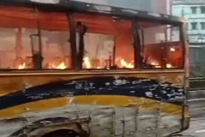 রাজধানীতে আলিফ পরিবহনে দুর্বৃত্তের আগুন